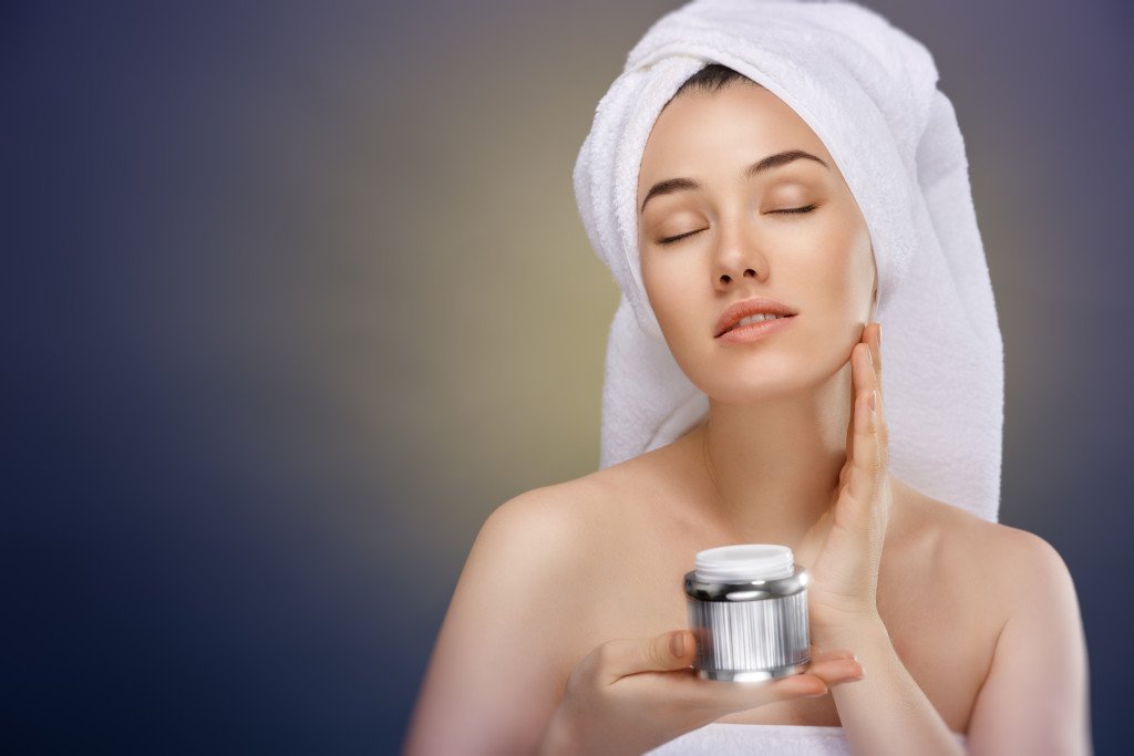 applying cosmetic cream