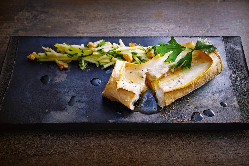 El queso de cabra ahumado queda muy rico con una ensalada de manzanas.