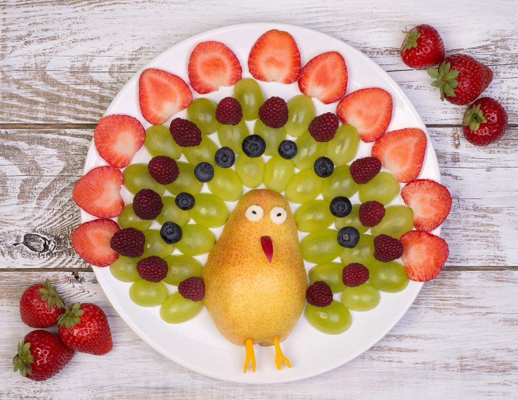 comida-divertida,-pavo-real-de-fruta