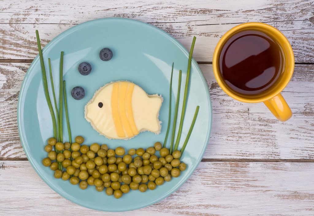 comida-divertida,-pez-con-guisantes