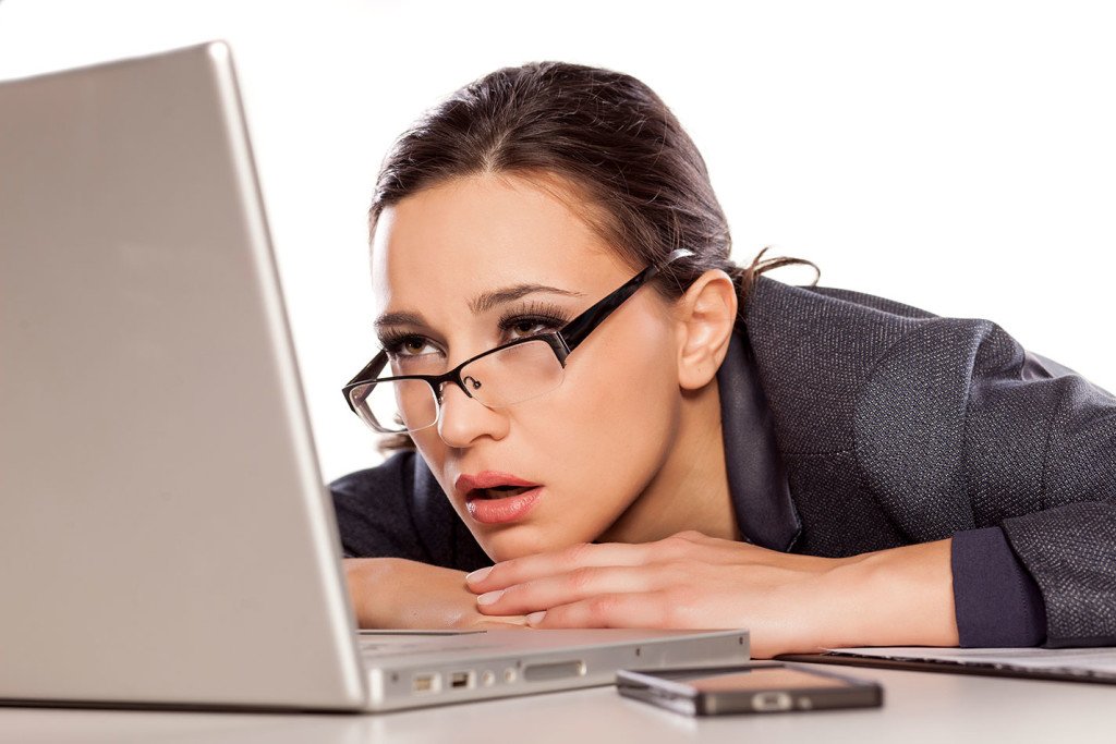 mujer trabajo abrumada