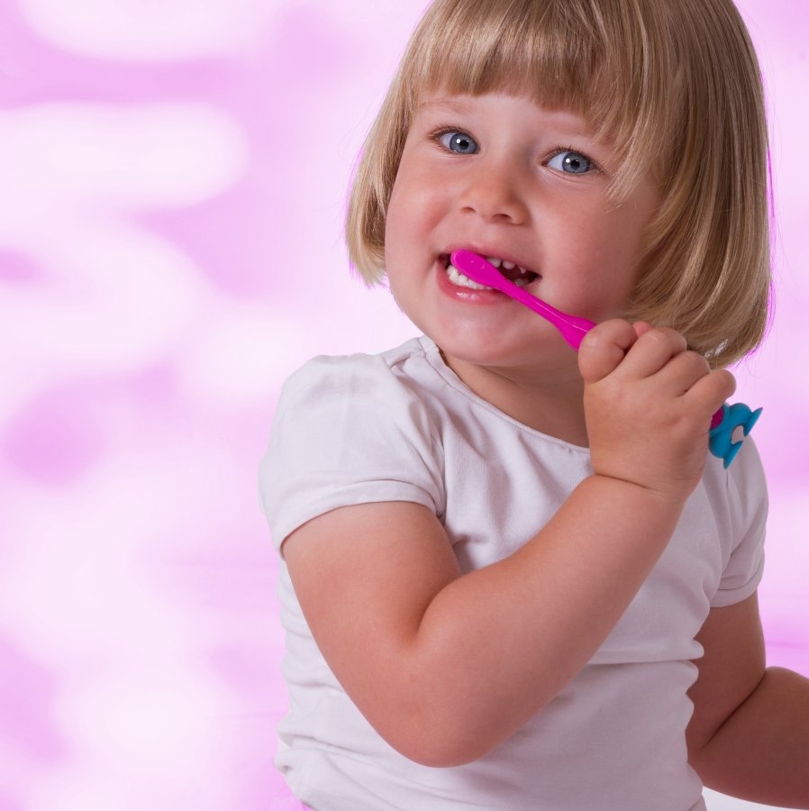 niña cepillo dientes
