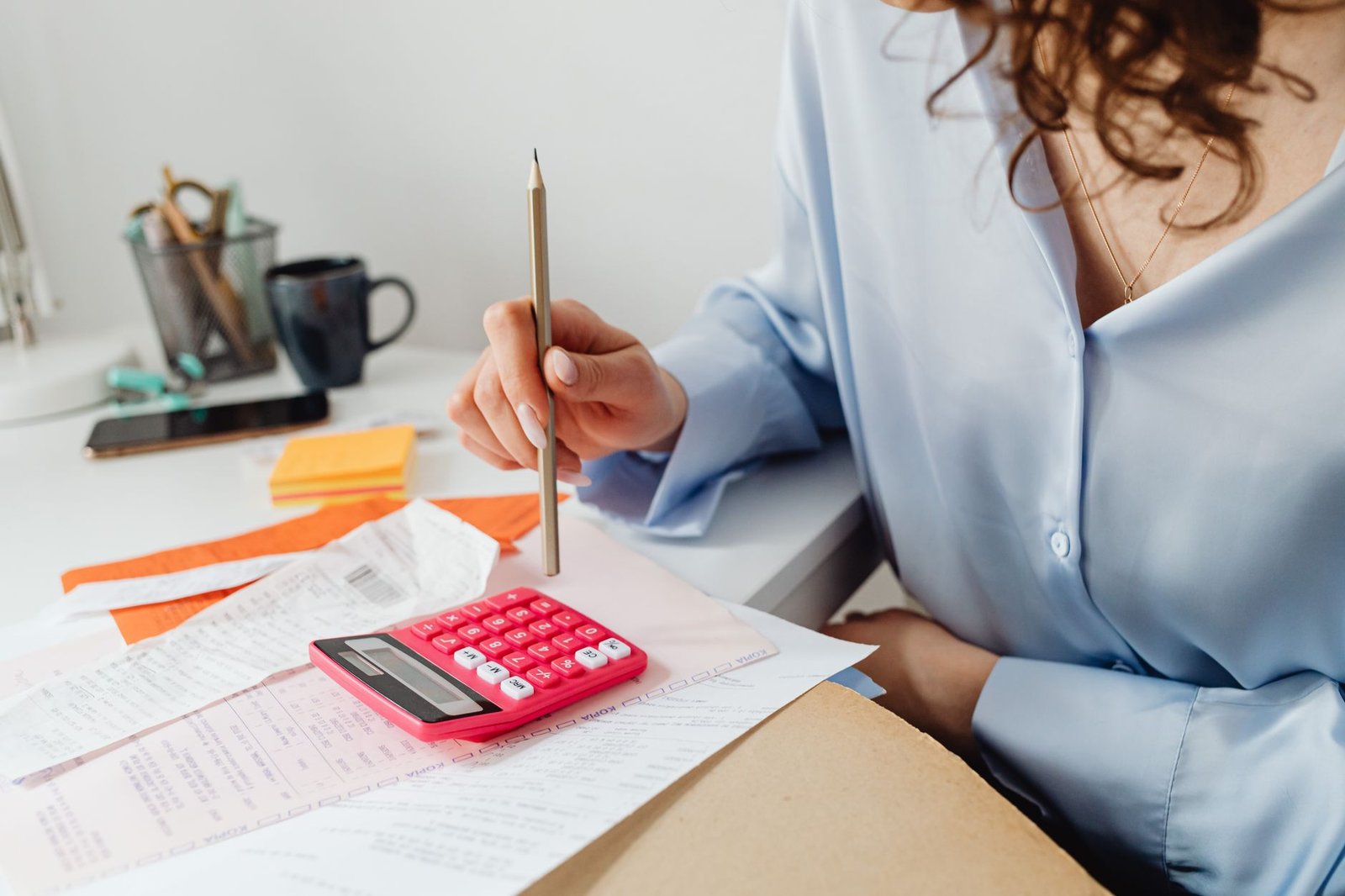 Cuentas y calculadora sobre una mesa
