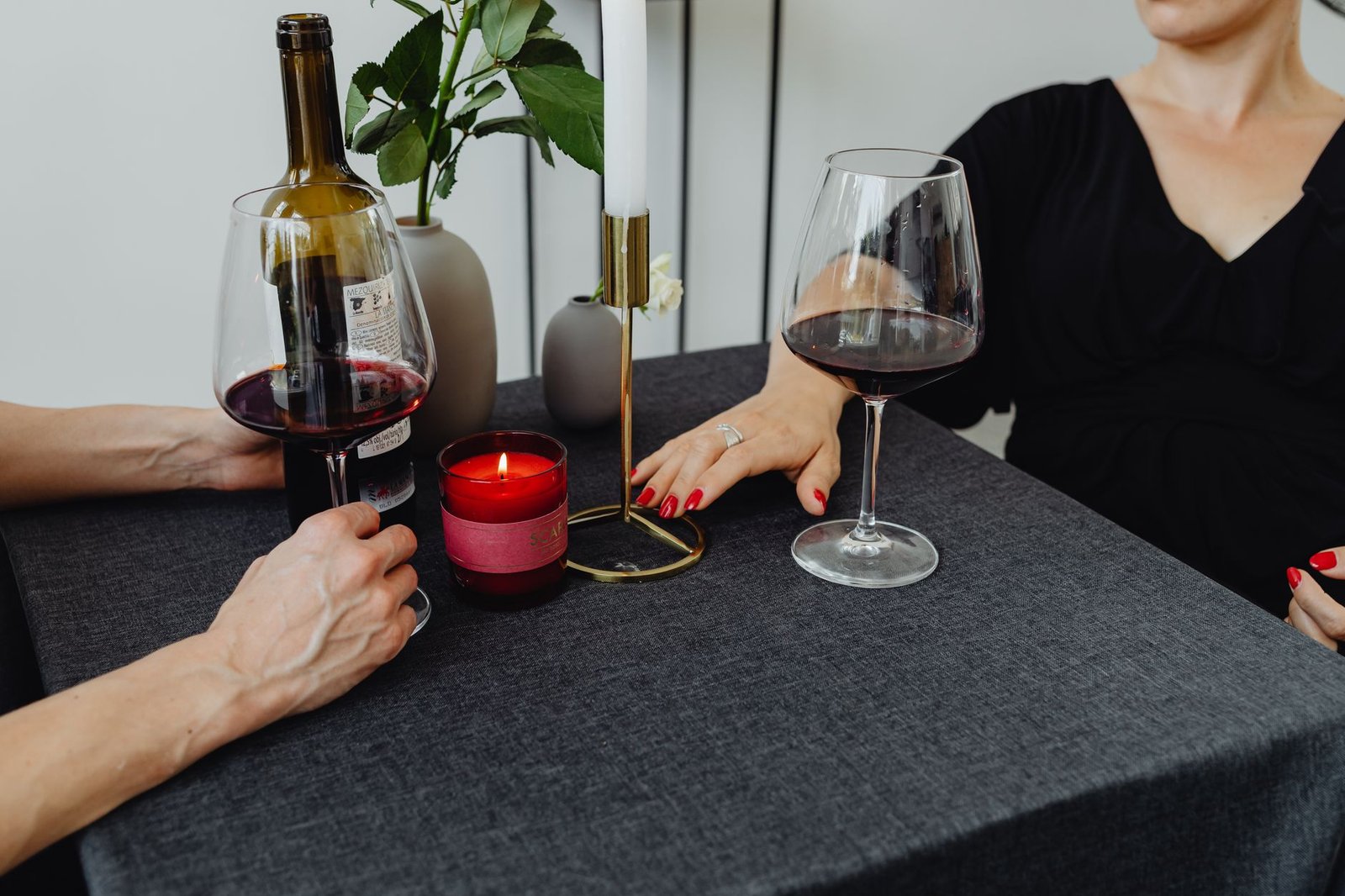 Mesa preparada para una cena romántica