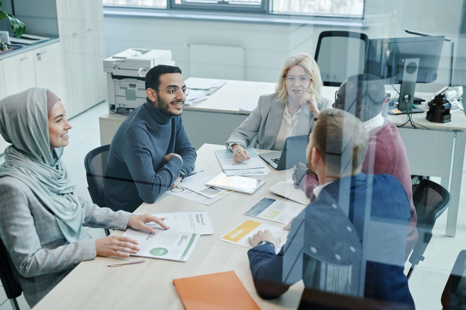 Reunión de trabajo en una sala