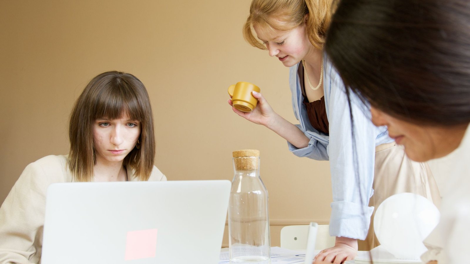 Mujeres trabajando en una oficina