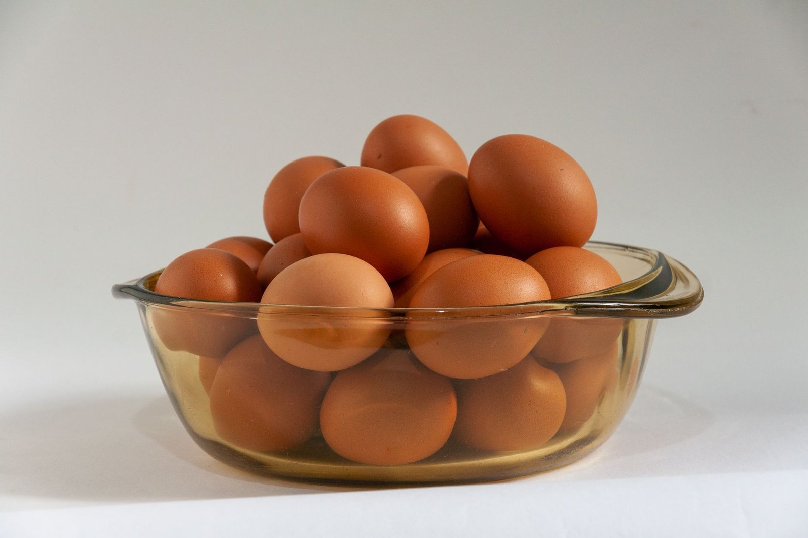 Huevos frescos en la cocina