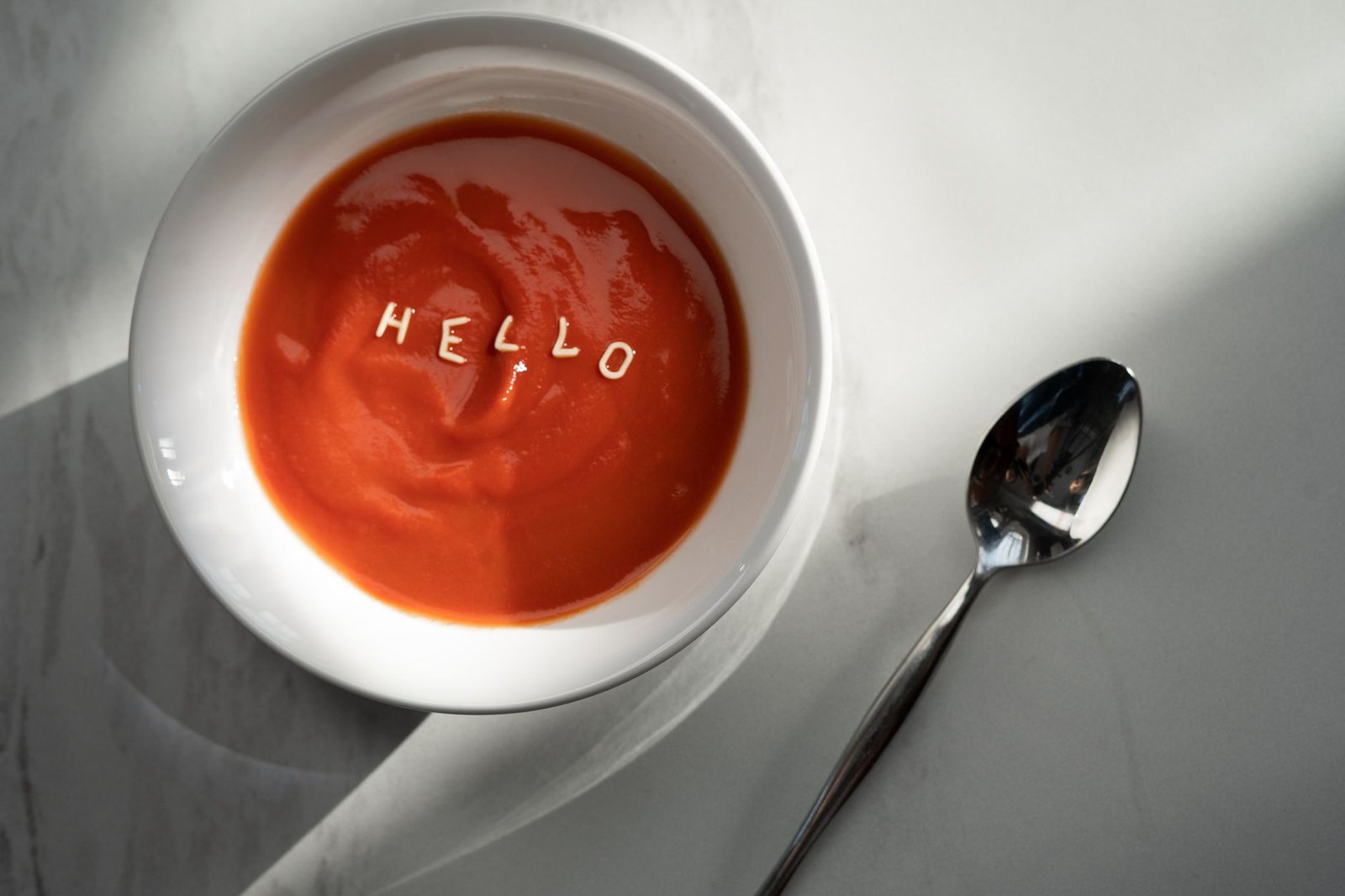 Cuenco de salmorejo con huevo y jamón