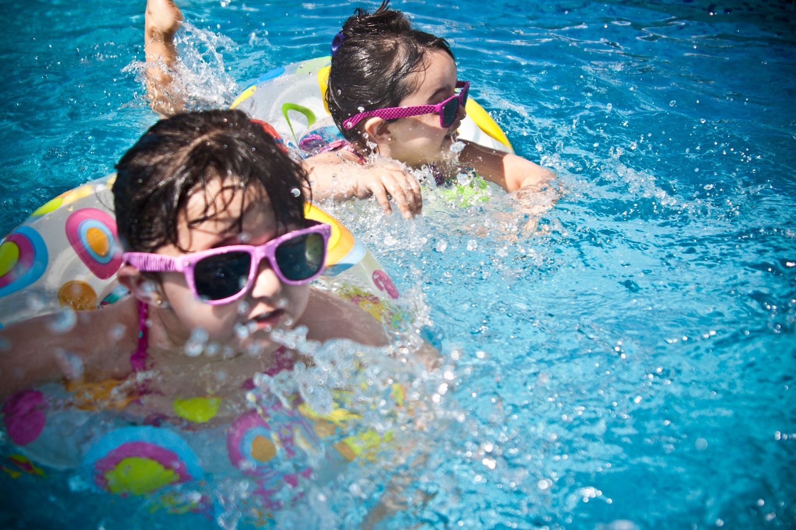 Niños jugando en una piscina