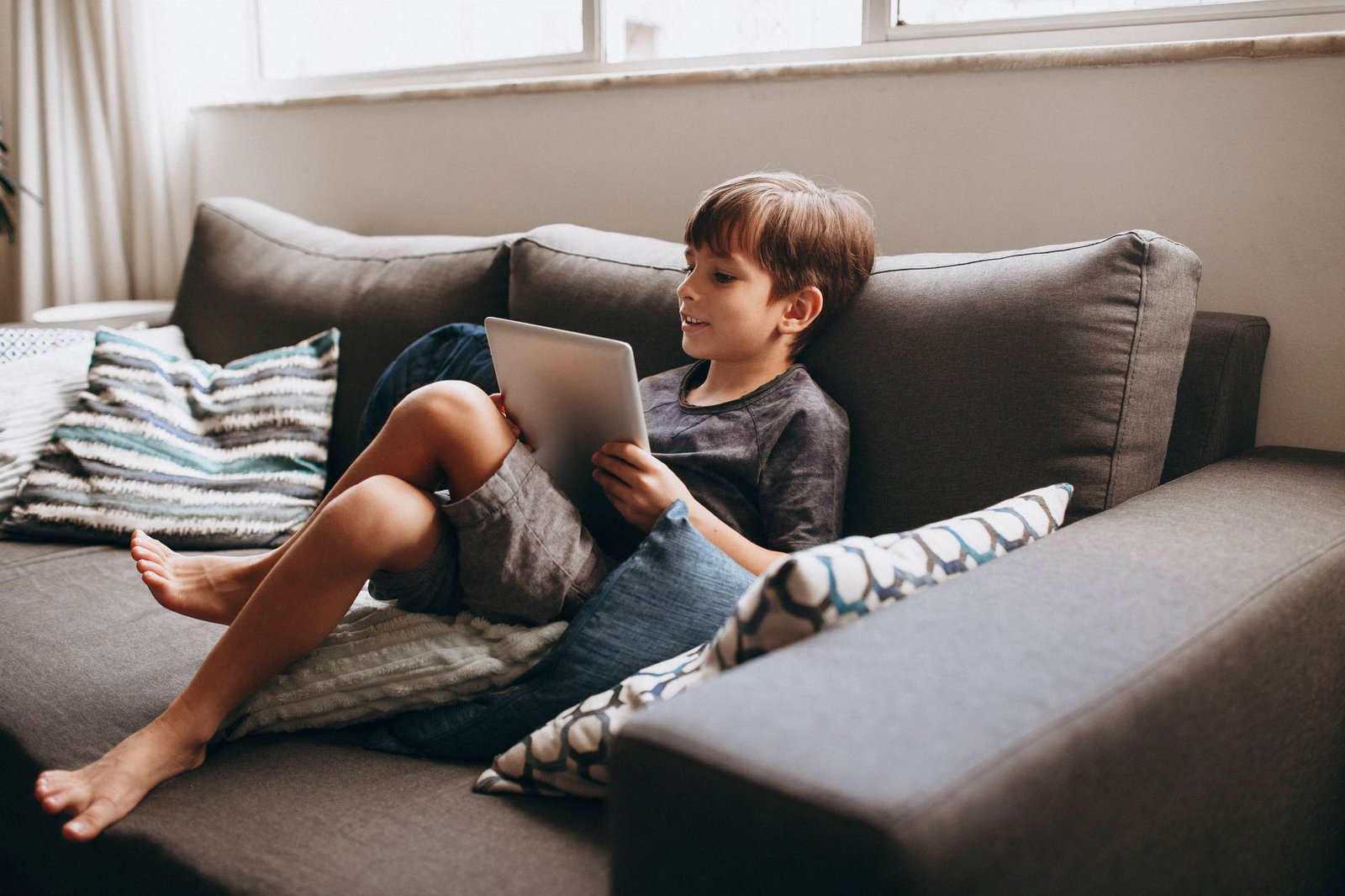 Niño usando una tableta en casa