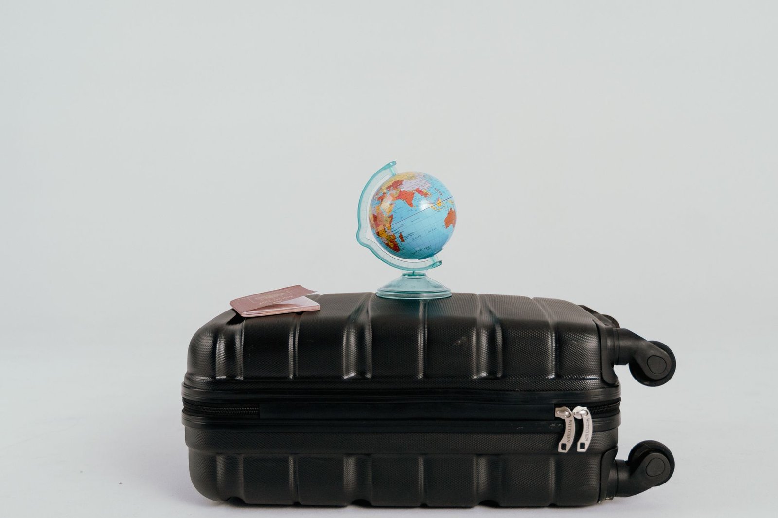 Preparativos de viaje con maleta y pasaporte