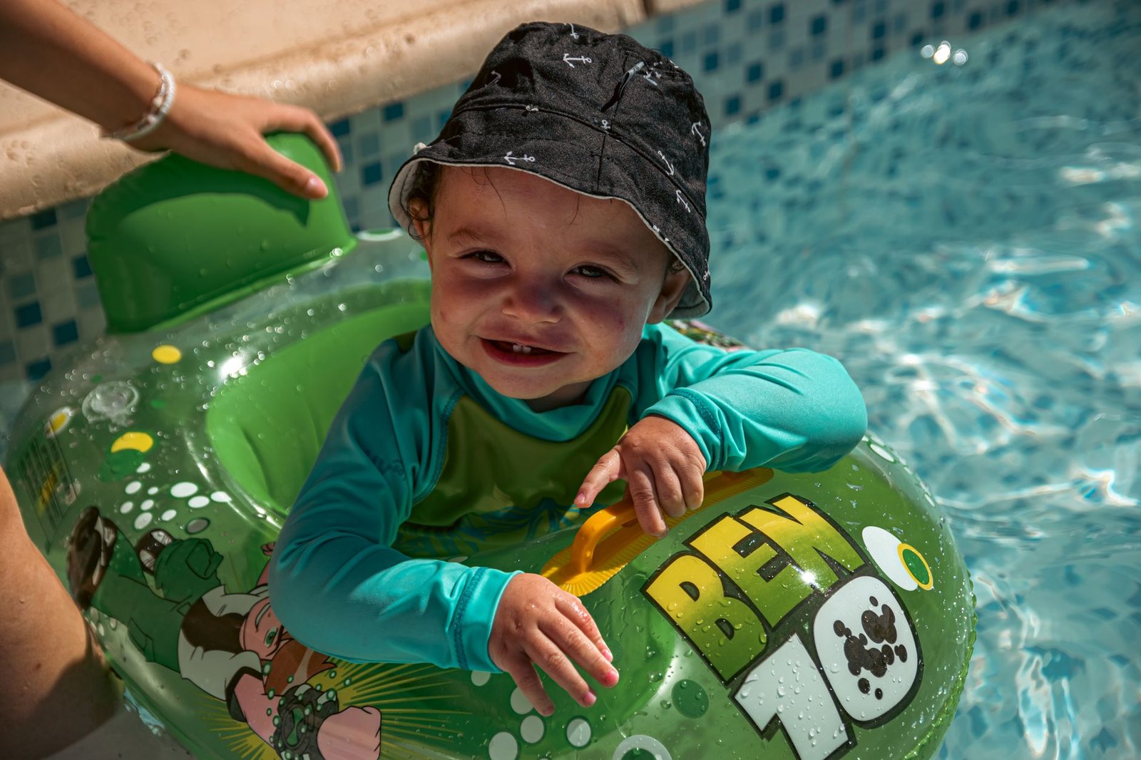 Niños en la piscina con vigilancia