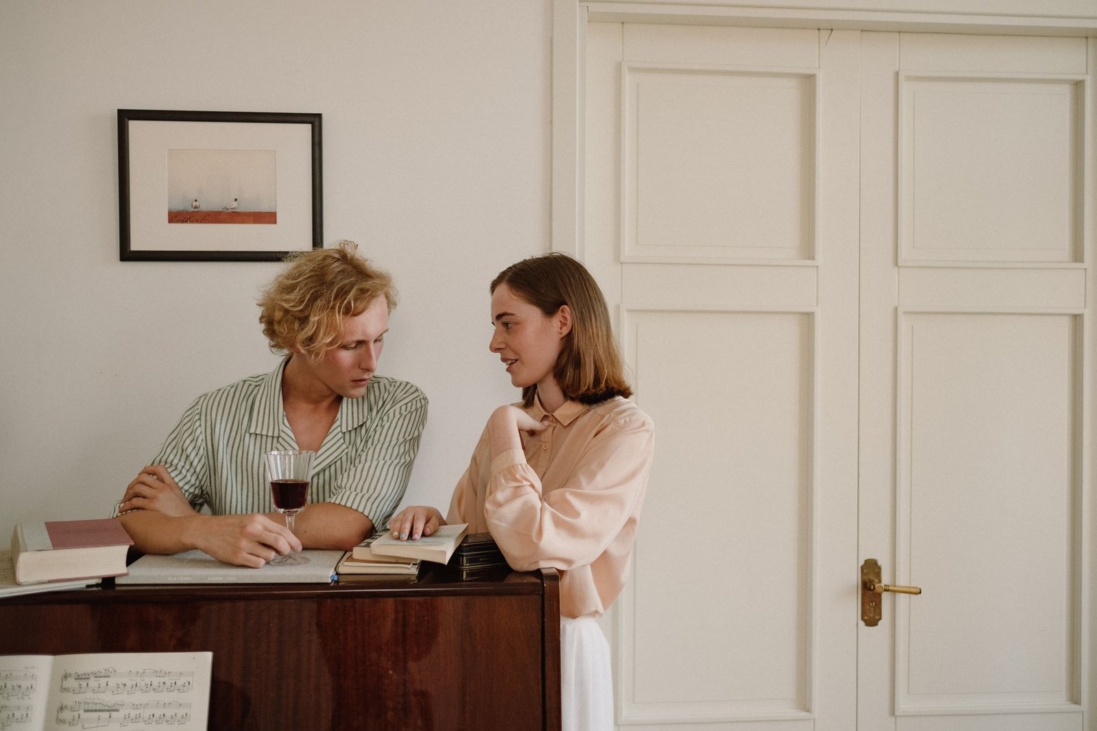 Pareja conversando en casa