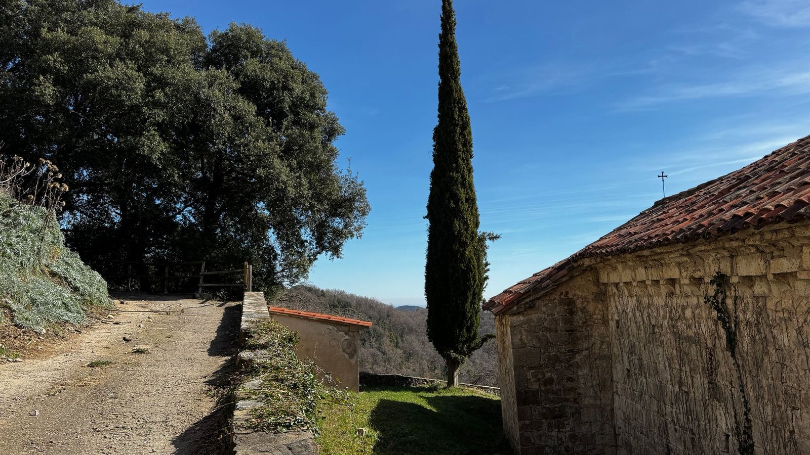 Ruta por el campo cerca de un pueblo