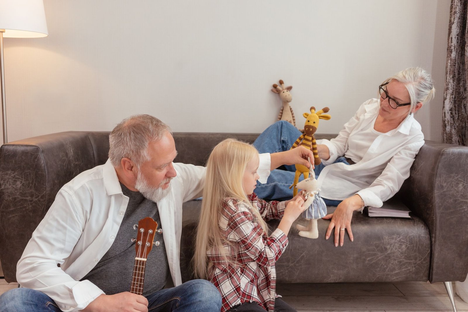 Abuelos con su nieto en casa
