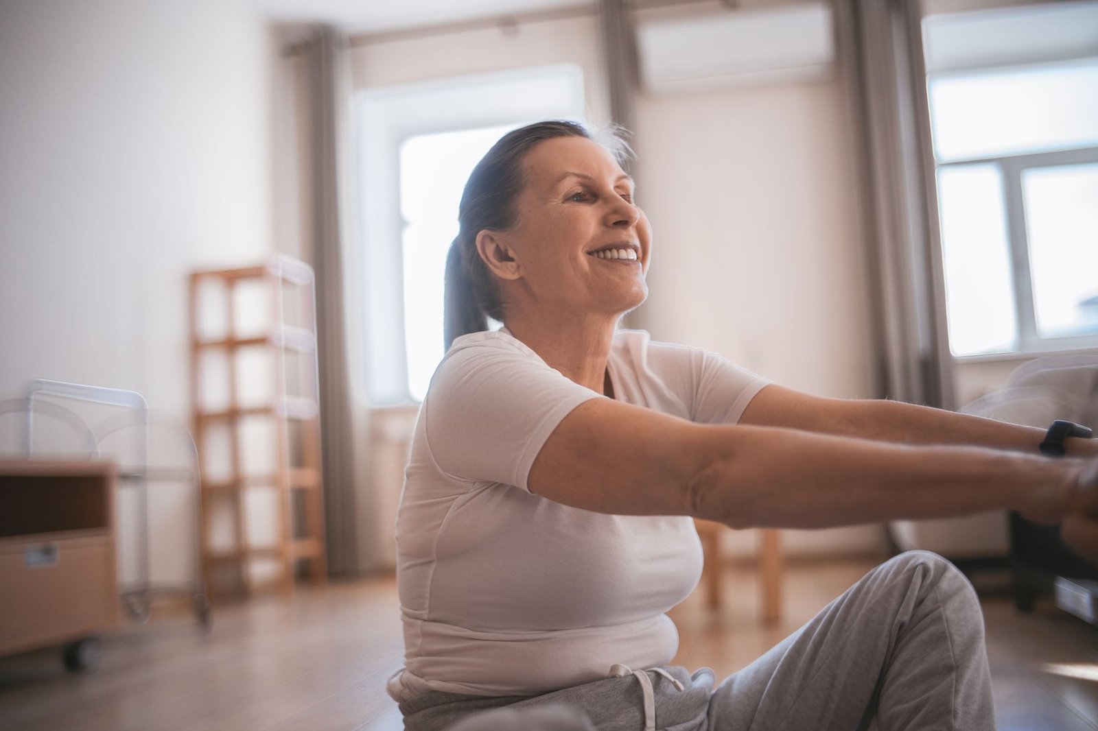Mujer haciendo ejercicio en casa