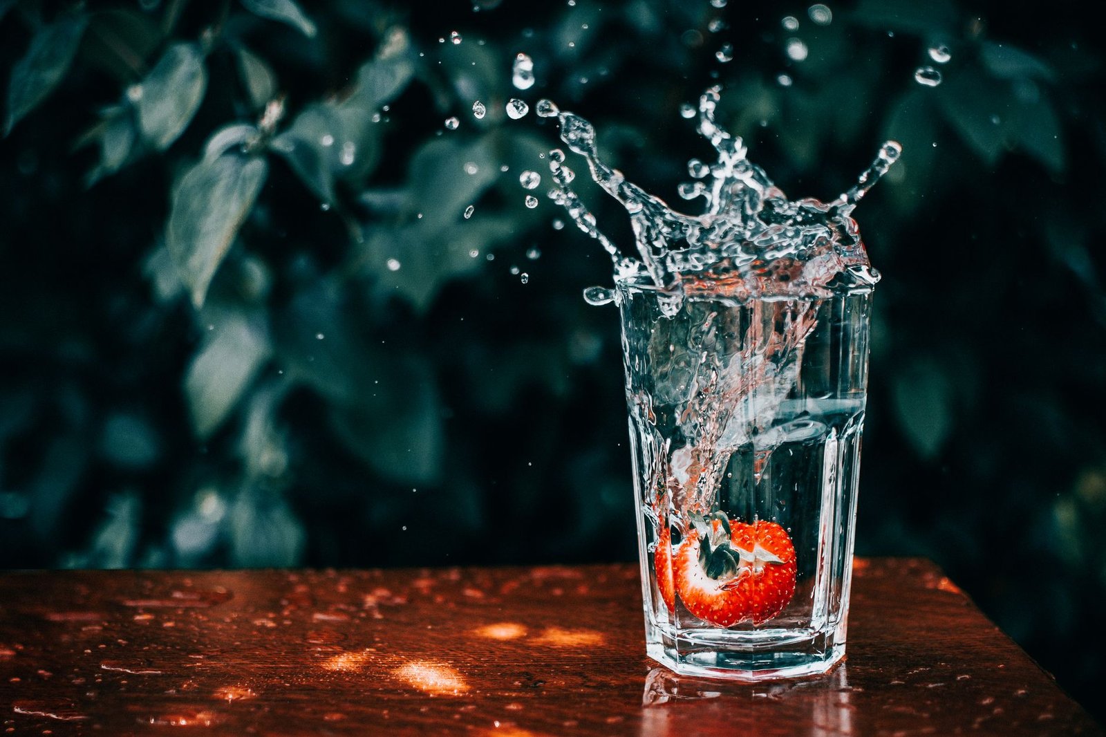 Vaso de agua sobre la mesa