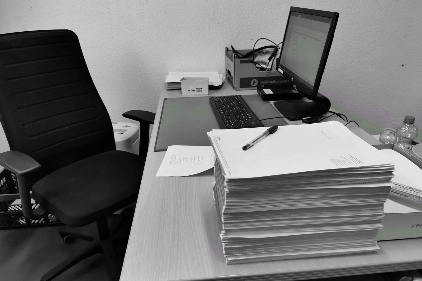 Mesa de trabajo con carga de tareas