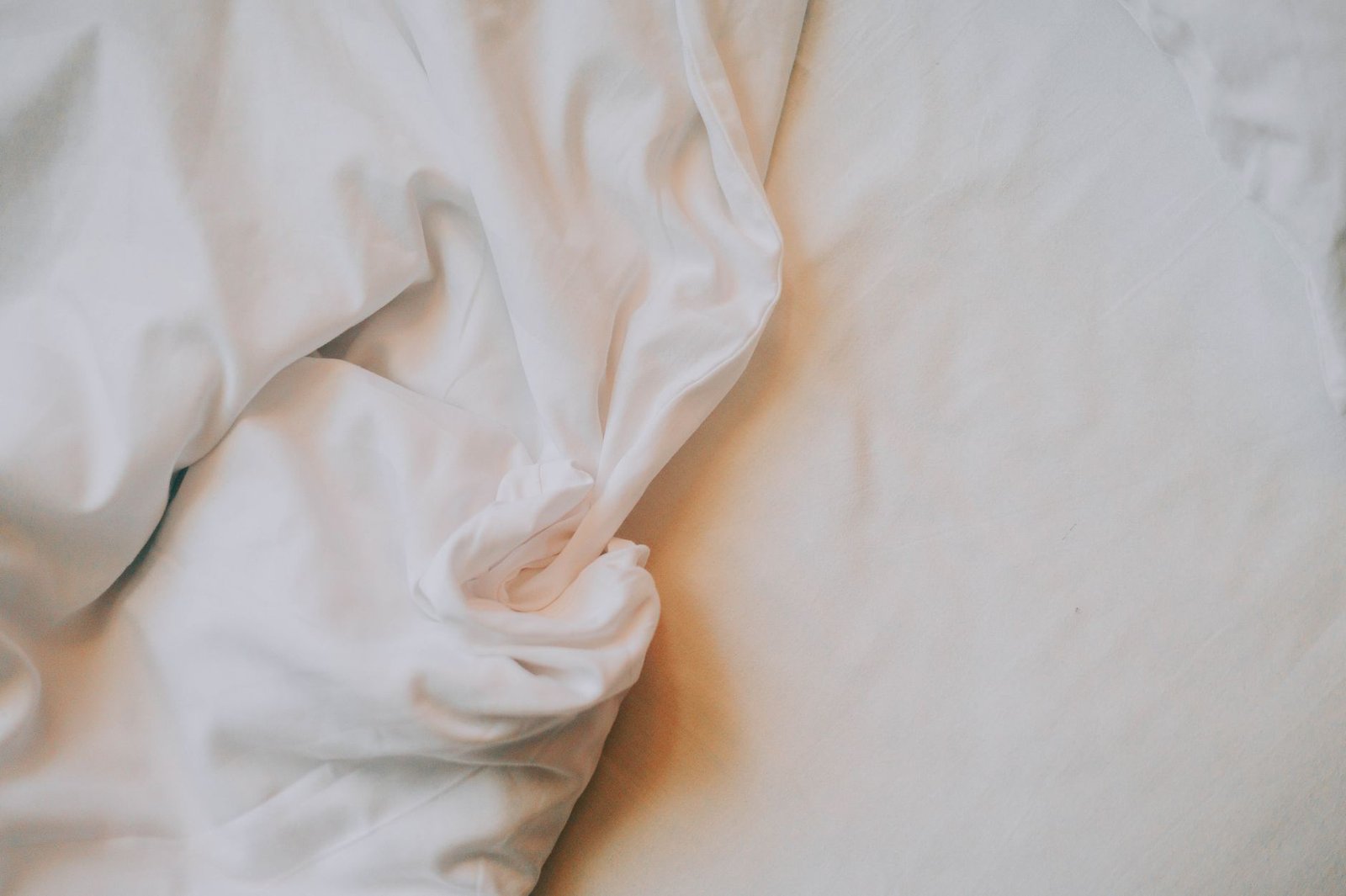 Cama con ropa de cama limpia