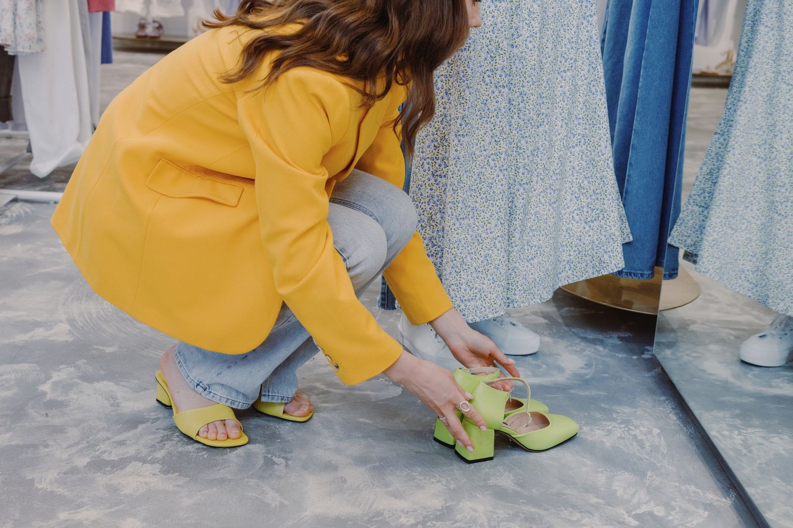 Probándose zapatos en una tienda