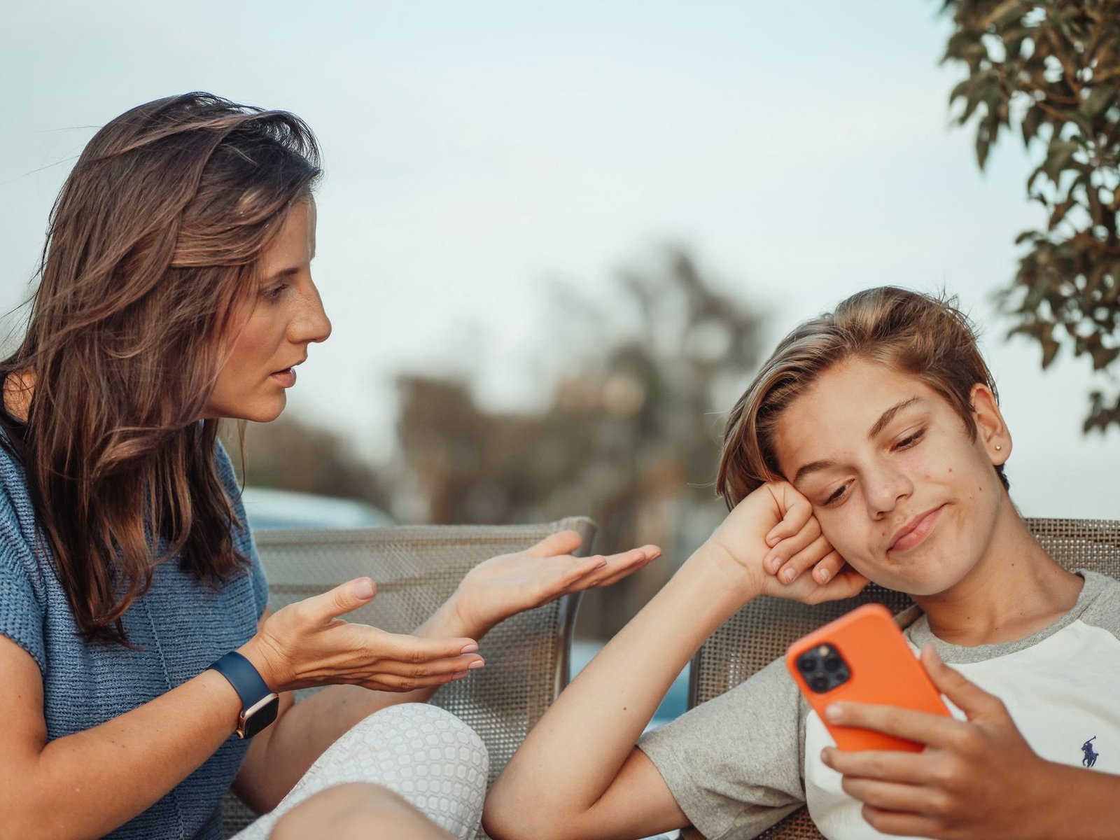 Adolescente con su primer móvil