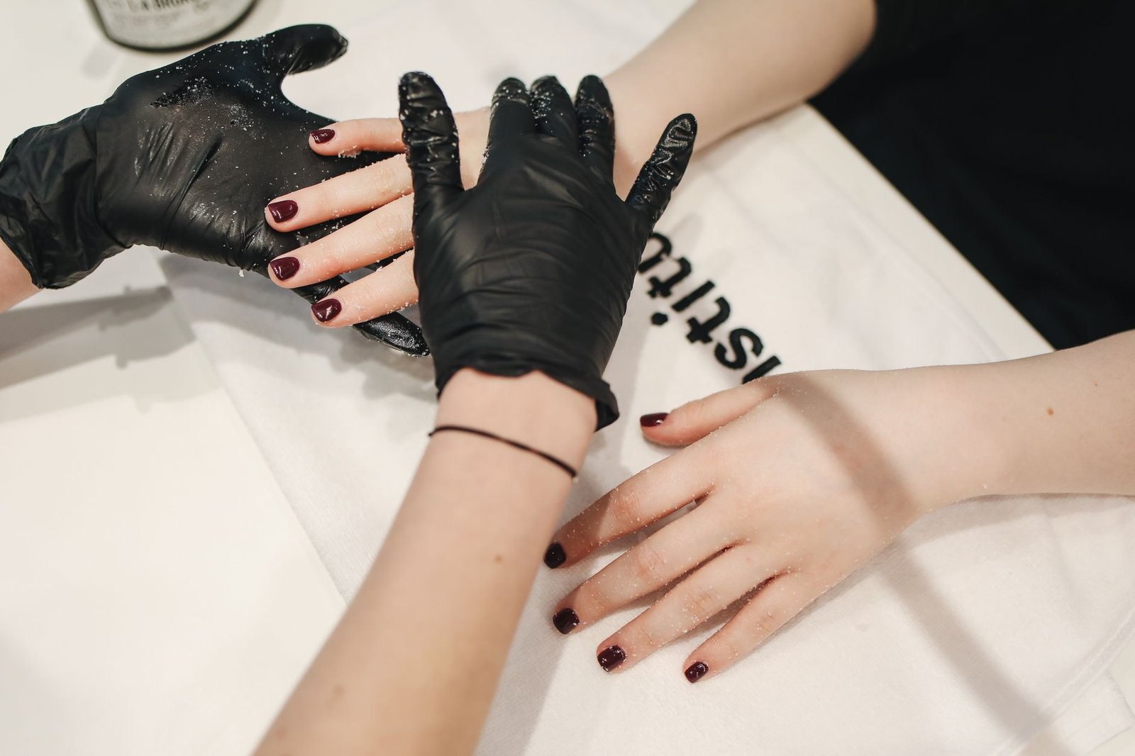 Manicura de esmaltado semipermanente