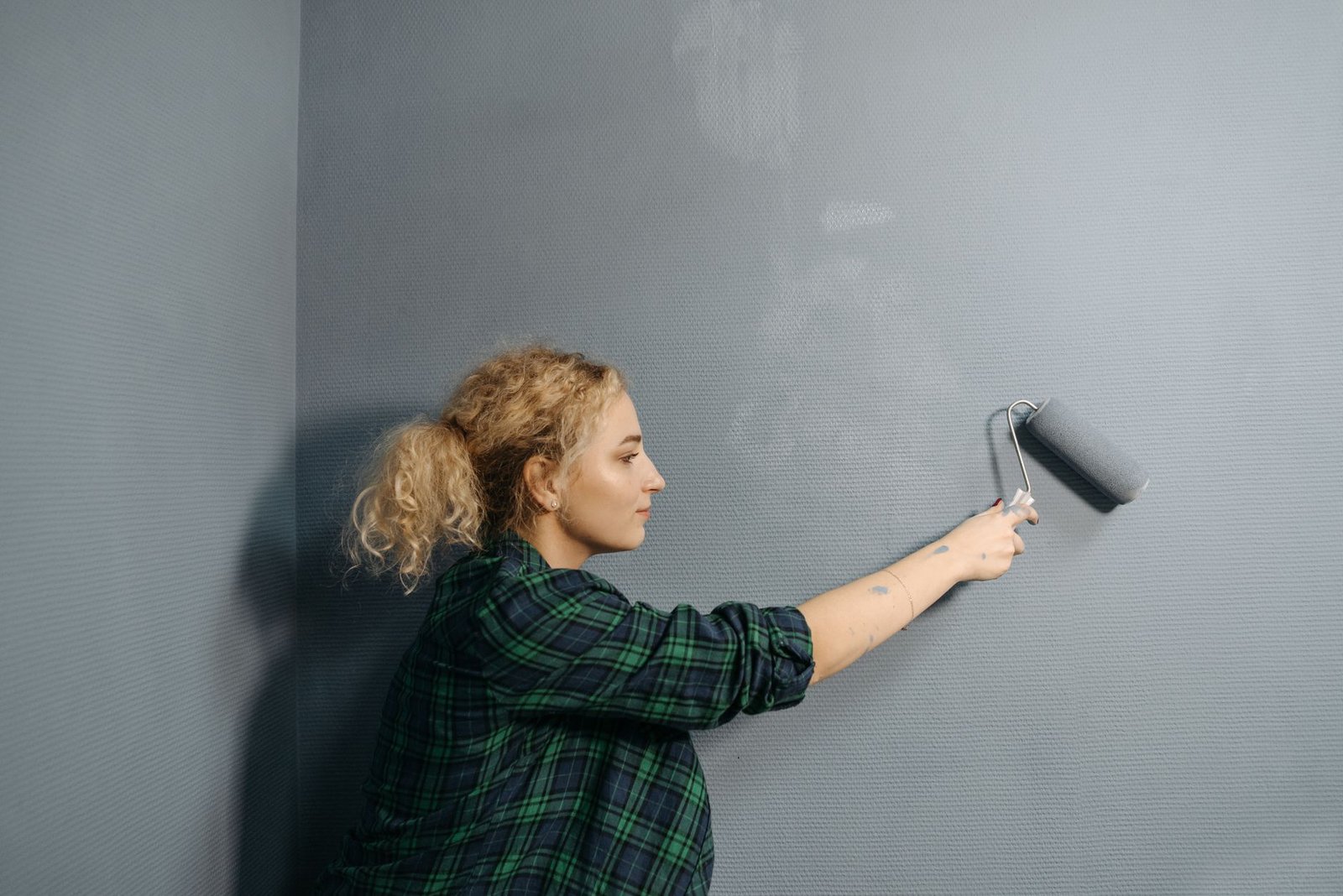 Pintando una habitación con rodillo