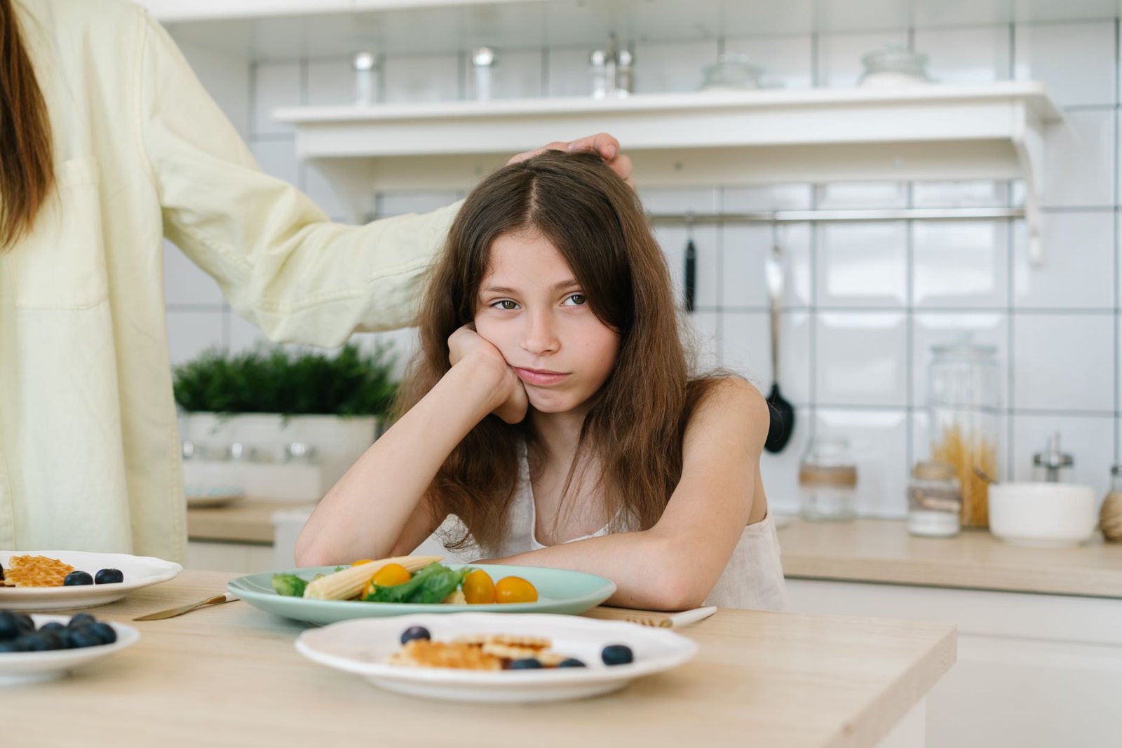 Niño comiendo en la mesa