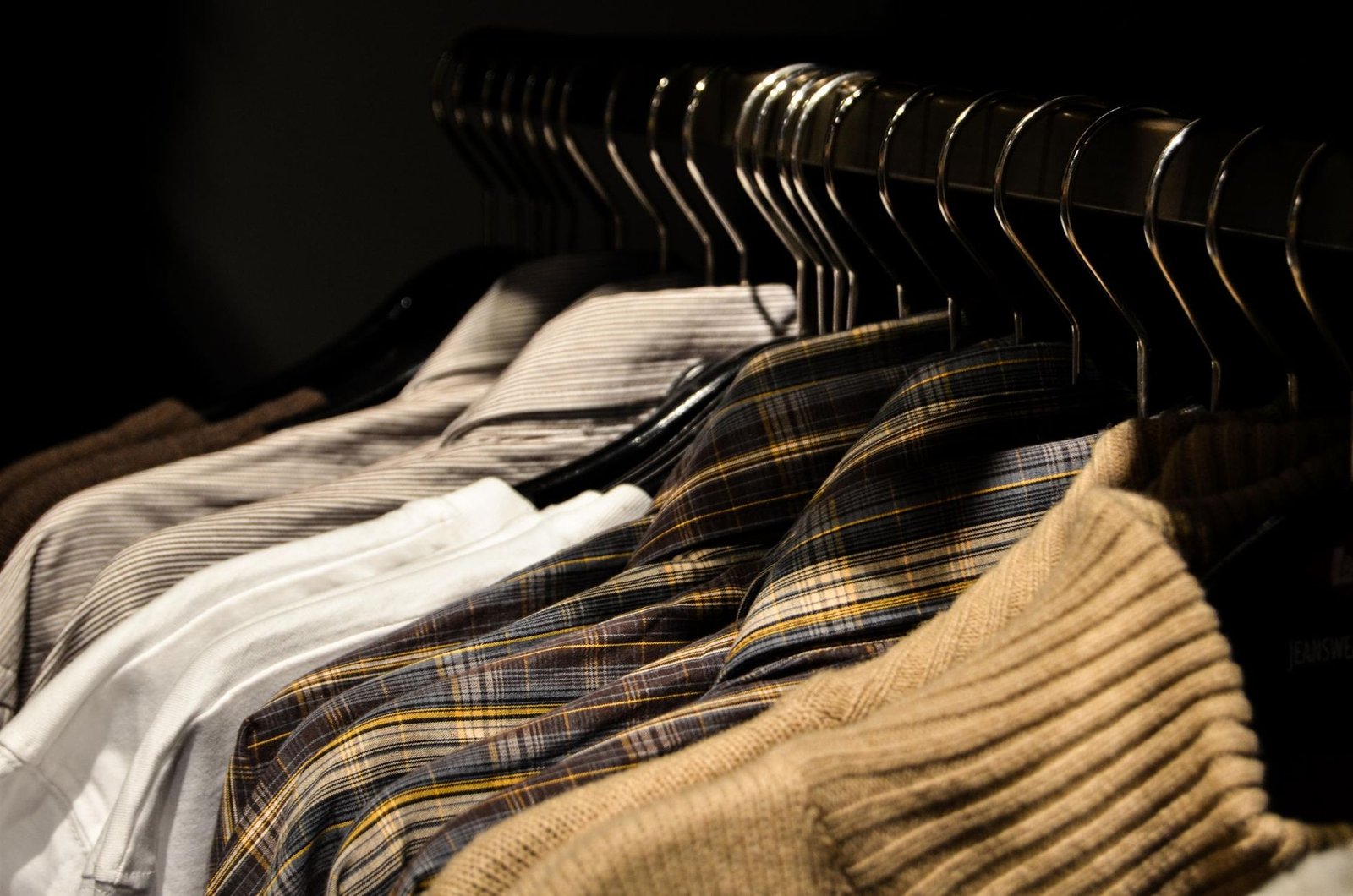 Camisas de hombre en el armario
