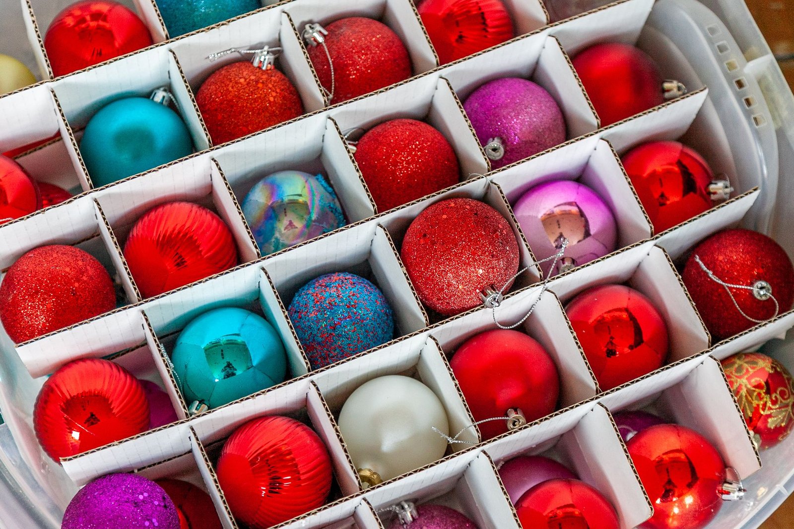 Guardando la decoración de Navidad