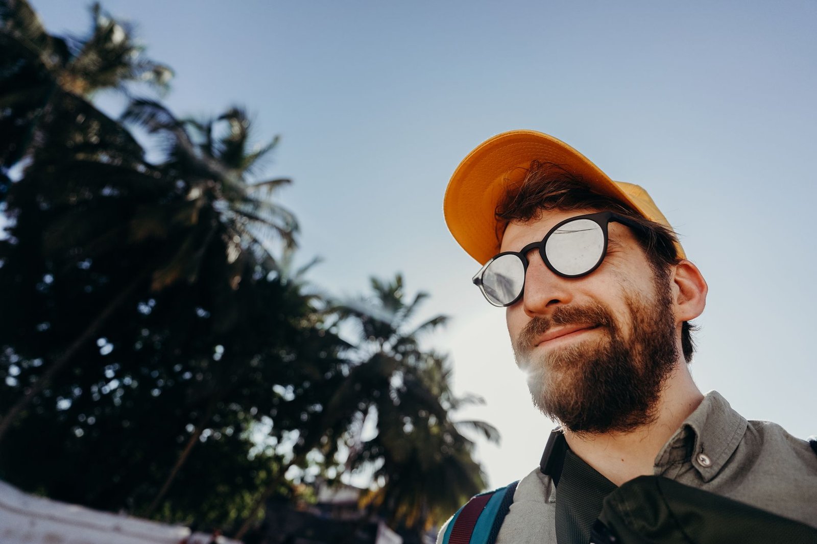 Hombre con barba al aire libre en verano