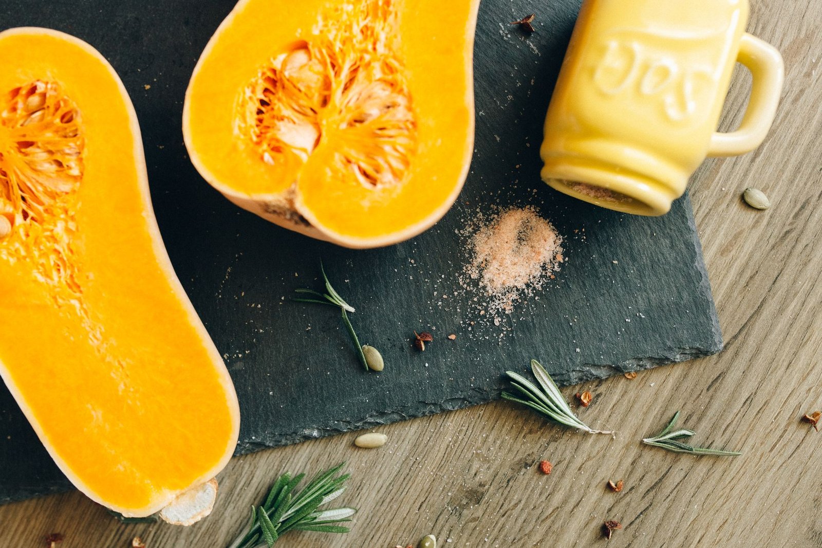 Calabaza cortada sobre una tabla de cocina