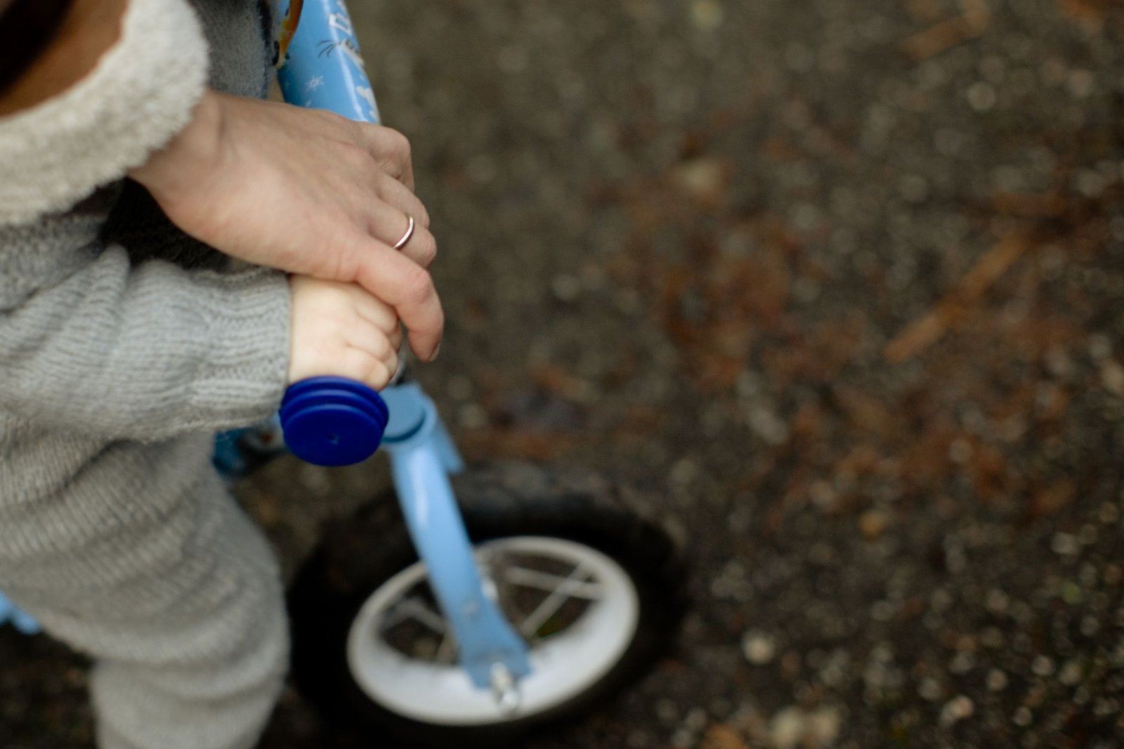Niña aprendiendo a montar en bicicleta en un camino al aire libre