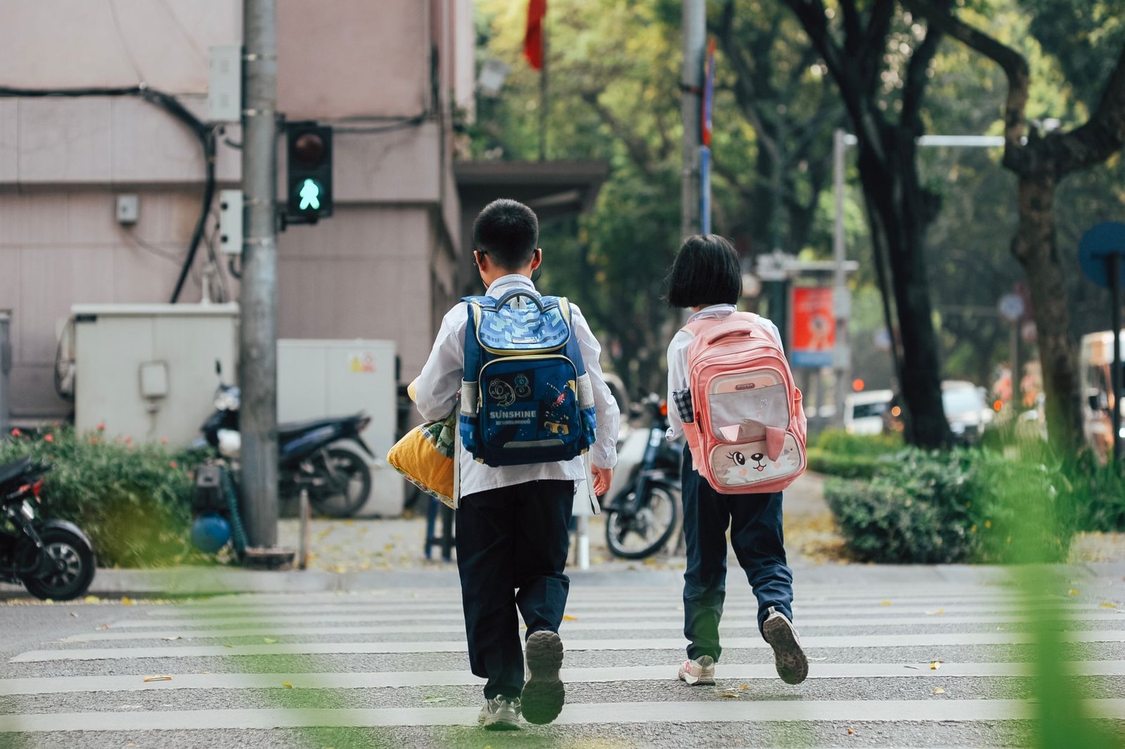Niña con mochila al final del curso escolar