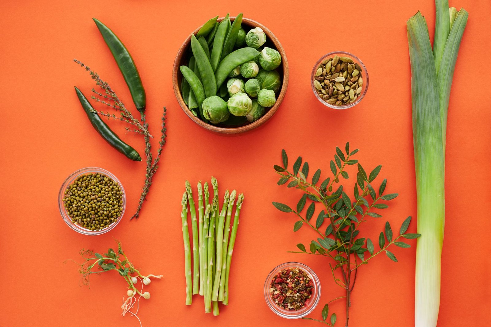 Espárragos verdes, guisantes y habas frescas en un puesto de mercado