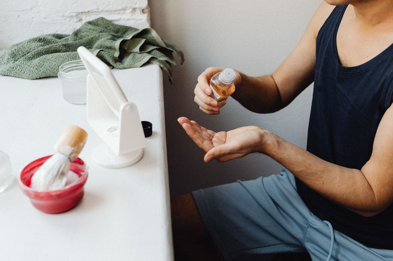Productos de cuidado facial masculino sobre el lavabo del baño