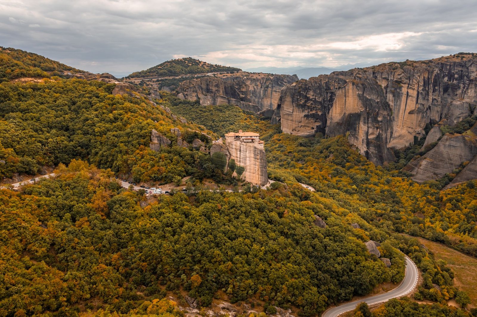 Monasterio de Meteora sobre una columna de roca en el norte de Grecia