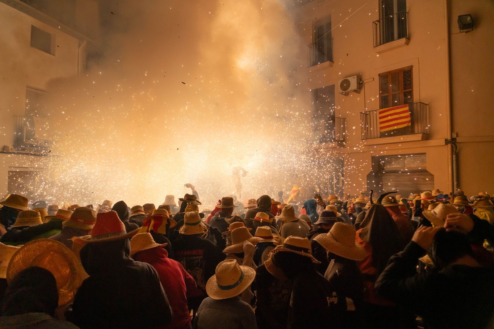 Calle de un pueblo decorada con guirnaldas durante las fiestas patronales de verano