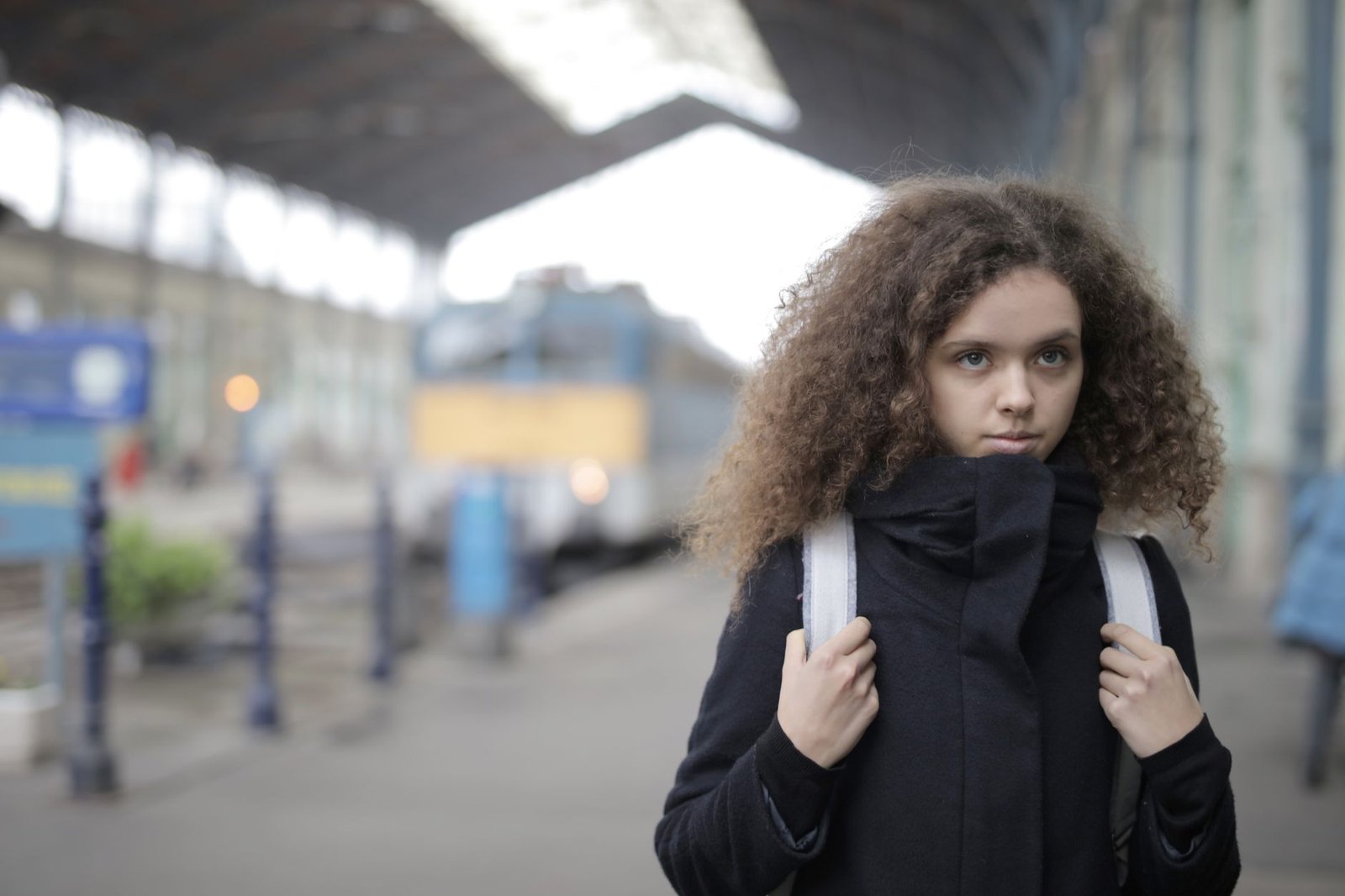 Grupo de adolescentes con mochilas esperando en una estación en verano