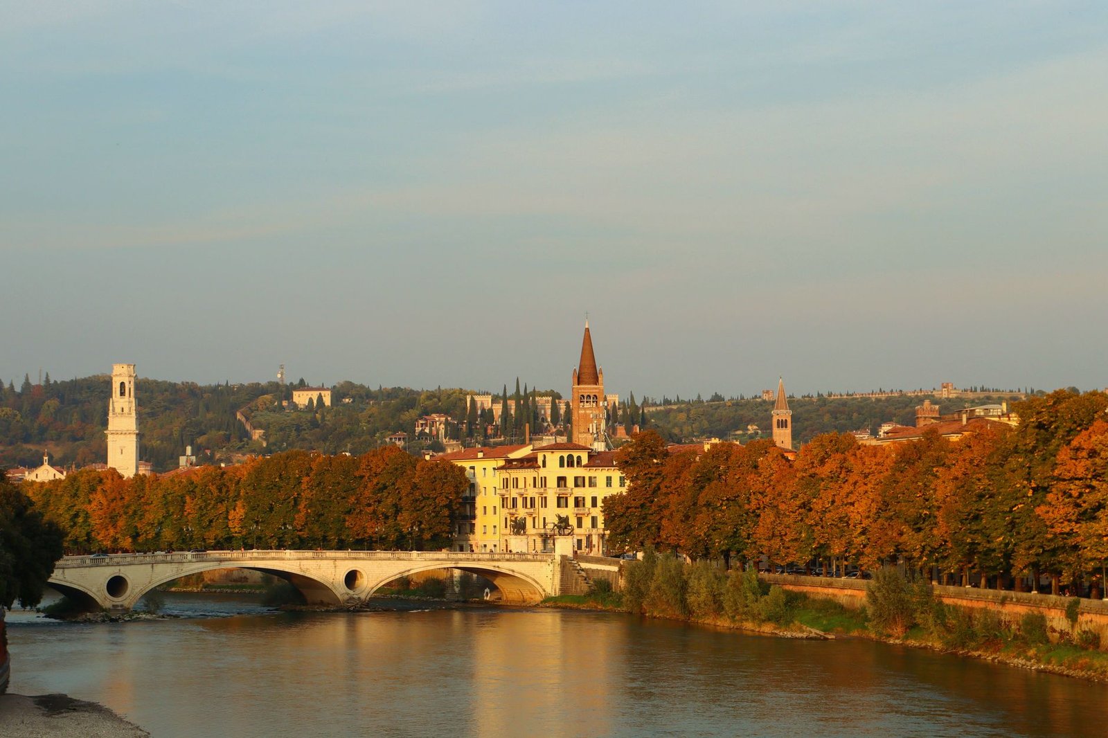 Vista de Verona con el río Adigio y el puente de piedra al atardecer