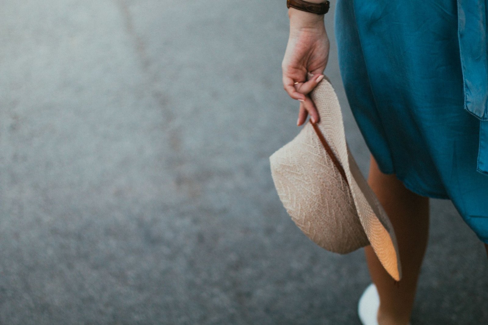 Mujer con vestido de verano caminando por la calle en un día soleado