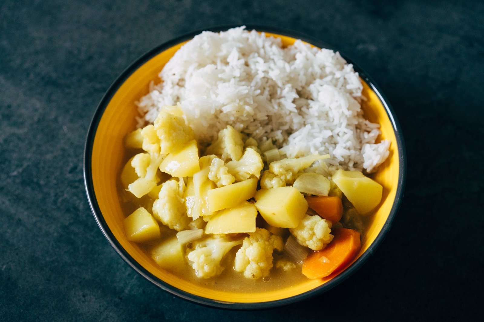 Arroz al curry con coliflor y guisantes