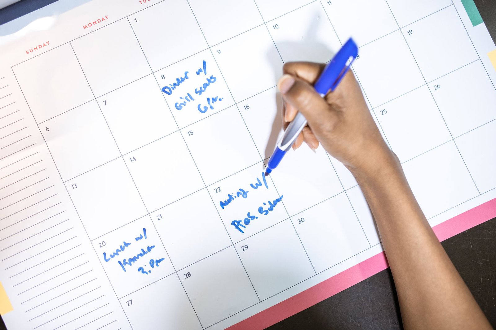 Calendario familiar y notas en la cocina de una casa