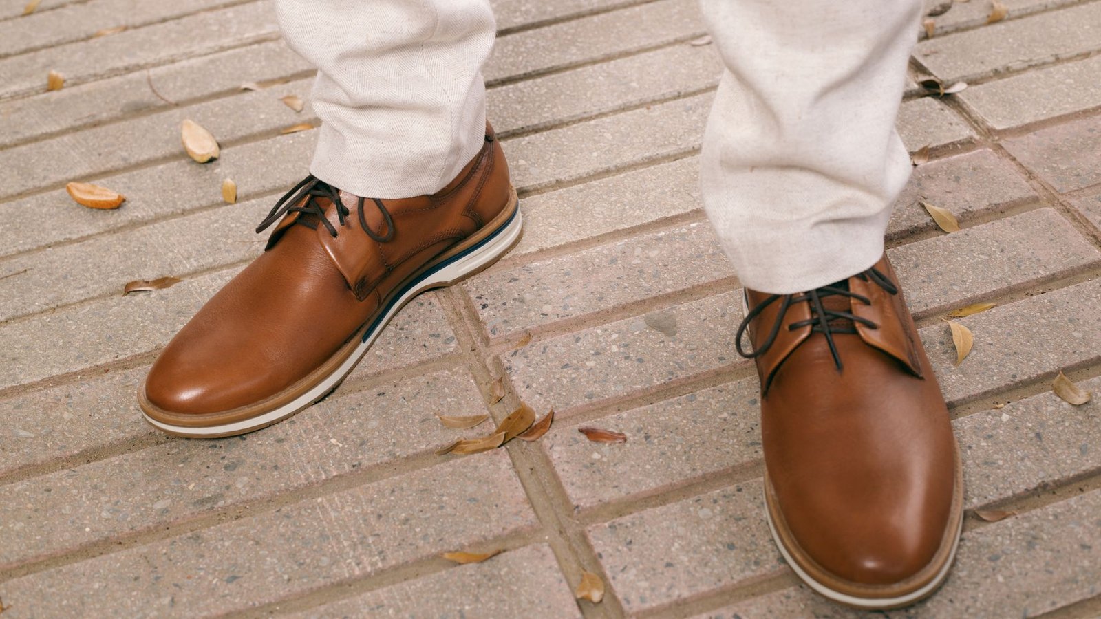 Zapatos de piel de hombre junto a unos calcetines en el recibidor de casa